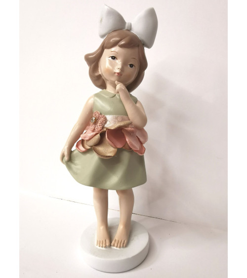Bimba in piedi verde