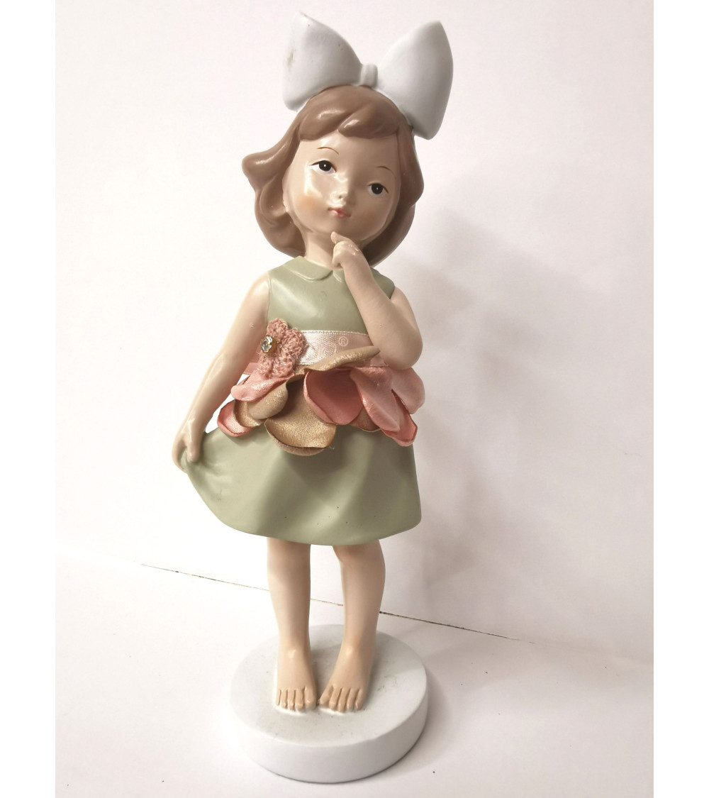 Bimba in piedi verde