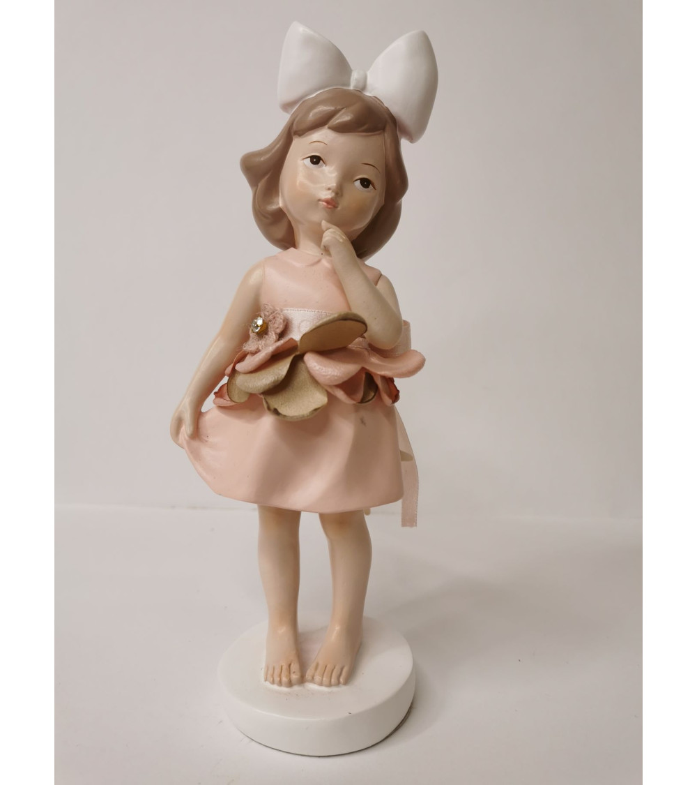 Bimba in piedi rosa