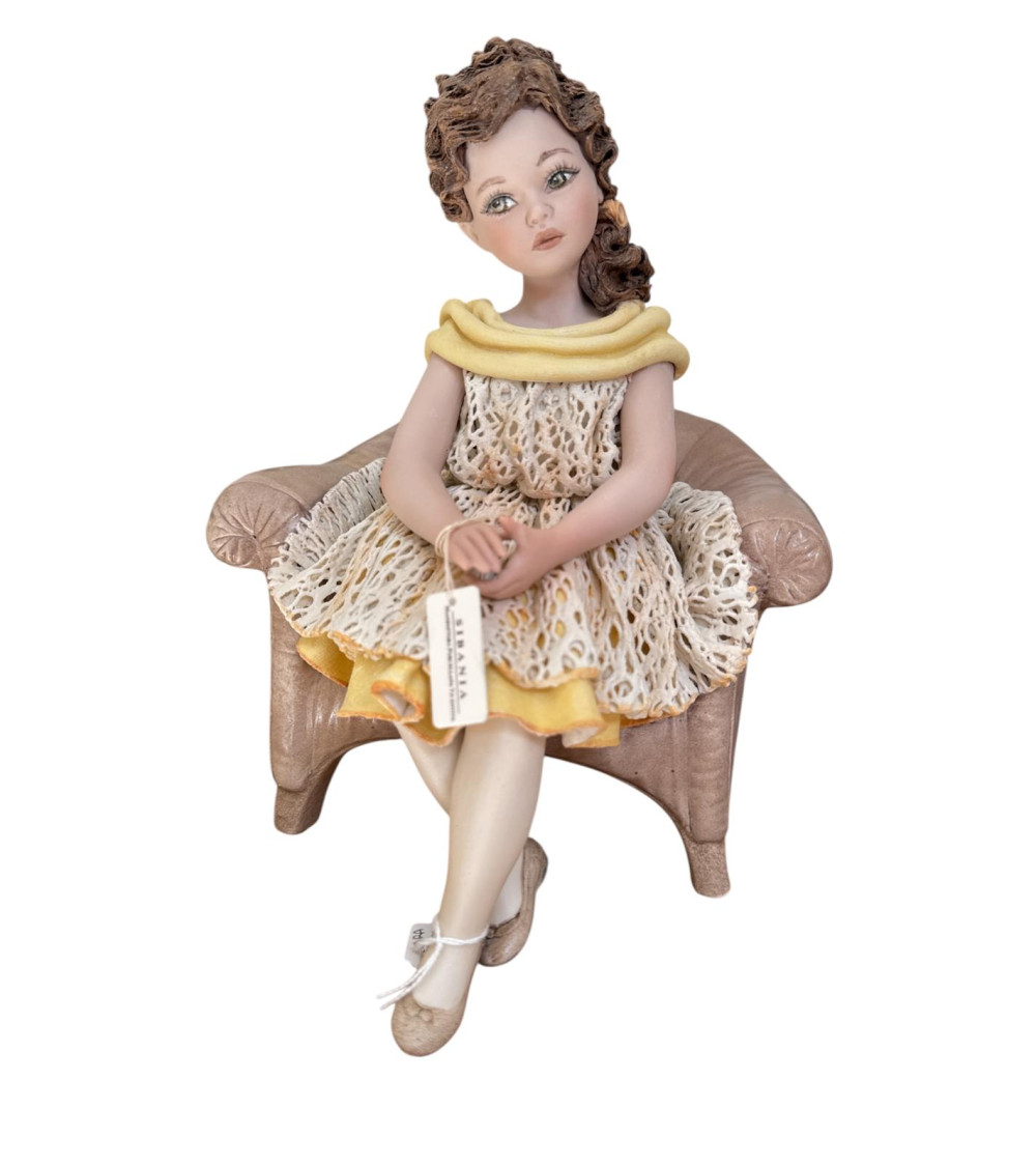 STATUA CLARA SU POLTRONA SIBANIA
