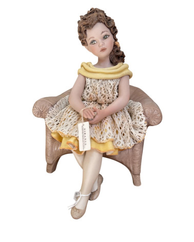 STATUA CLARA SU POLTRONA SIBANIA