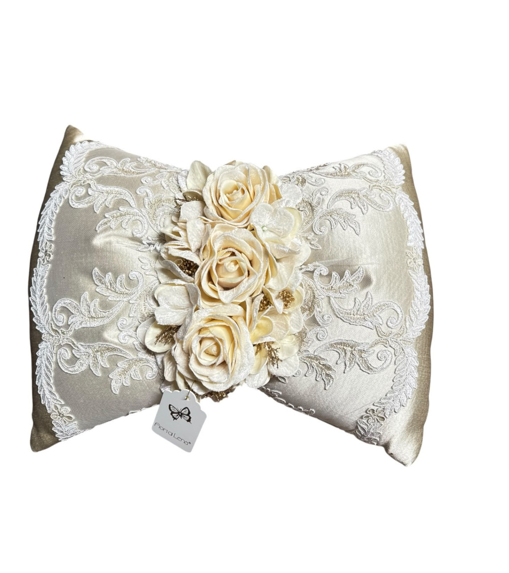CUSCINO FIOCCO CON ROSE E PIZZO 40 CM