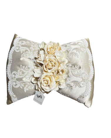 CUSCINO FIOCCO CON ROSE E PIZZO 40 CM