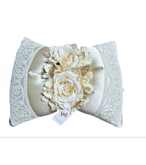 CUSCINO FIOCCO CON ROSE E PIZZO 55 CM