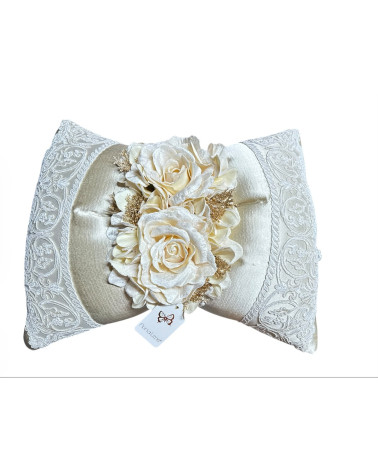 CUSCINO FIOCCO CON ROSE E PIZZO 55 CM